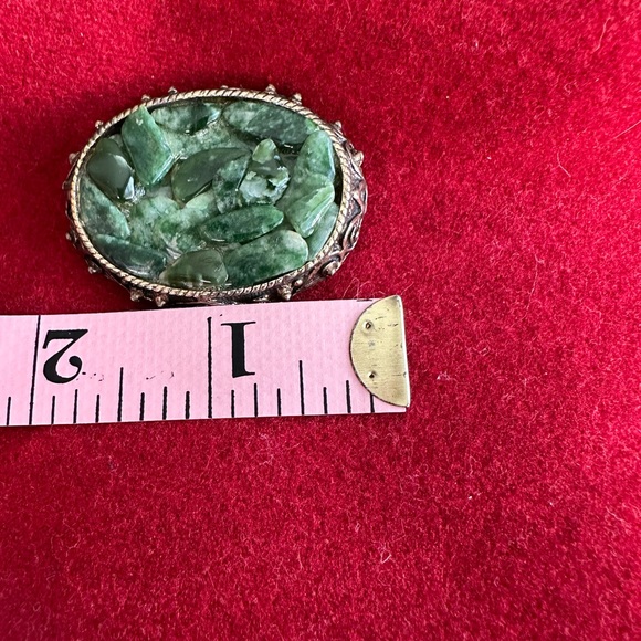 Stunning Vintage green stone brooch. Unsure of the age. Bold green beauty. - Picture 5 of 5